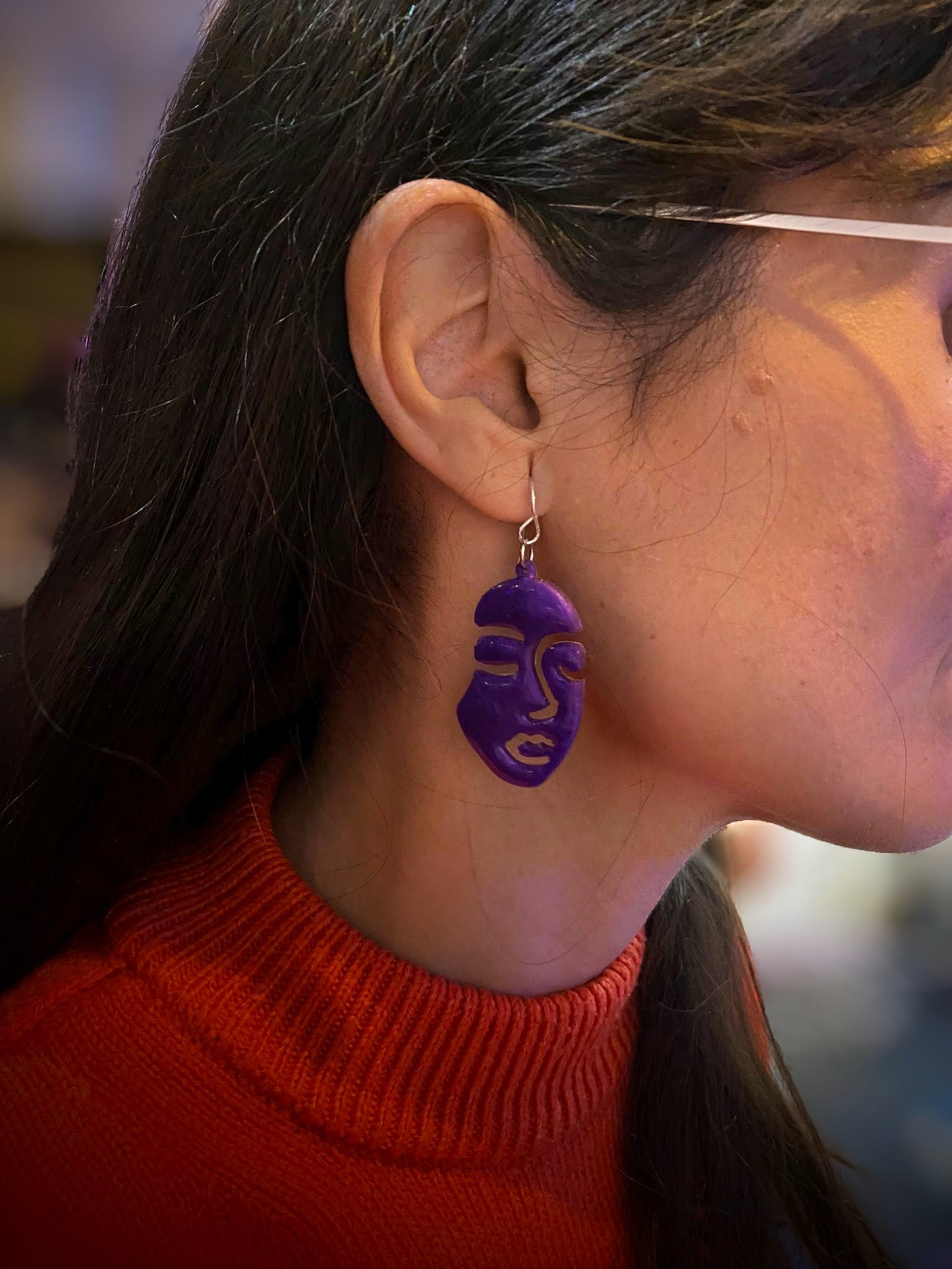 Pendientes en forma de cara femenina